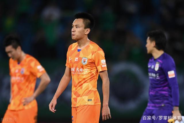 诺伊尔带两岁儿子现身拜仁训练场